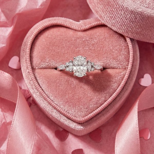 Radiant Oval Cut Certified Diamond Ring | 18K Gold GRS032