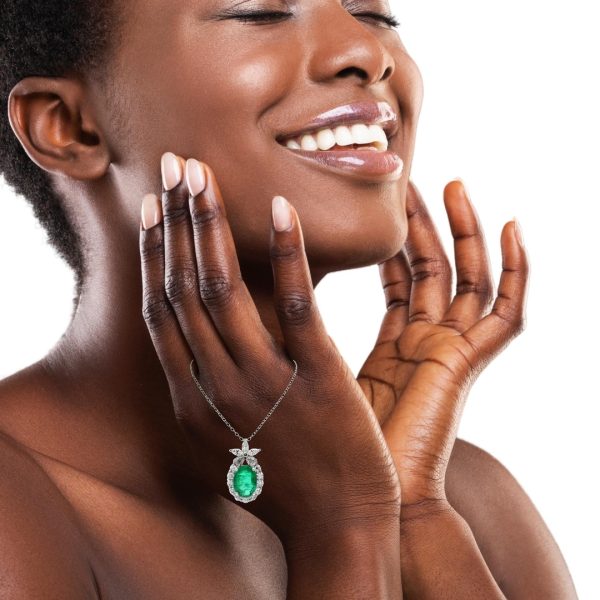 Zambian Emerald Diamond Halo Necklace | 18K Gold GPD050