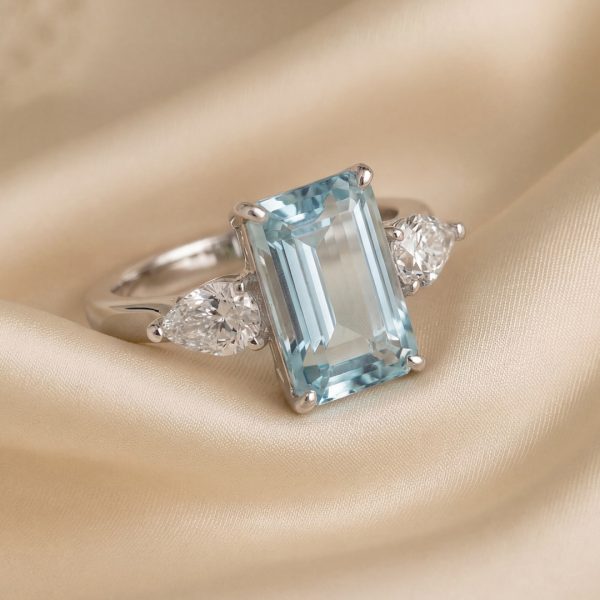 18K Gold Aquamarine Ring with Pear-Cut Diamonds GRD057
