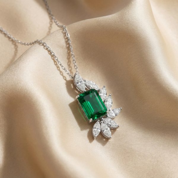 Emerald and Diamond Pendant | 18K Gold Necklace GPD052