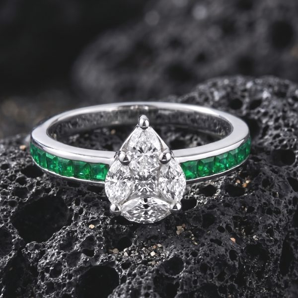 18K White Gold Ring with Emeralds & Diamond Cluster GRD204
