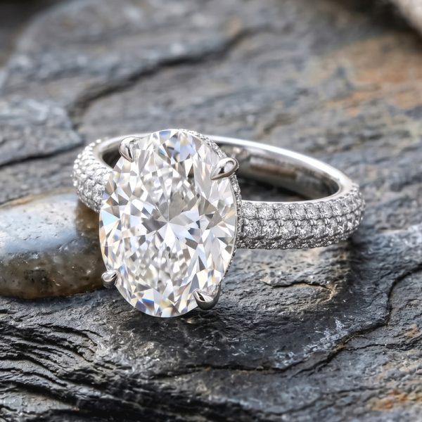 Discover this 18k white gold lab-grown diamond engagement ring featuring a 3.01ct D VVS2 oval center diamond (IGI 790679397) and 0.70ct side stones.